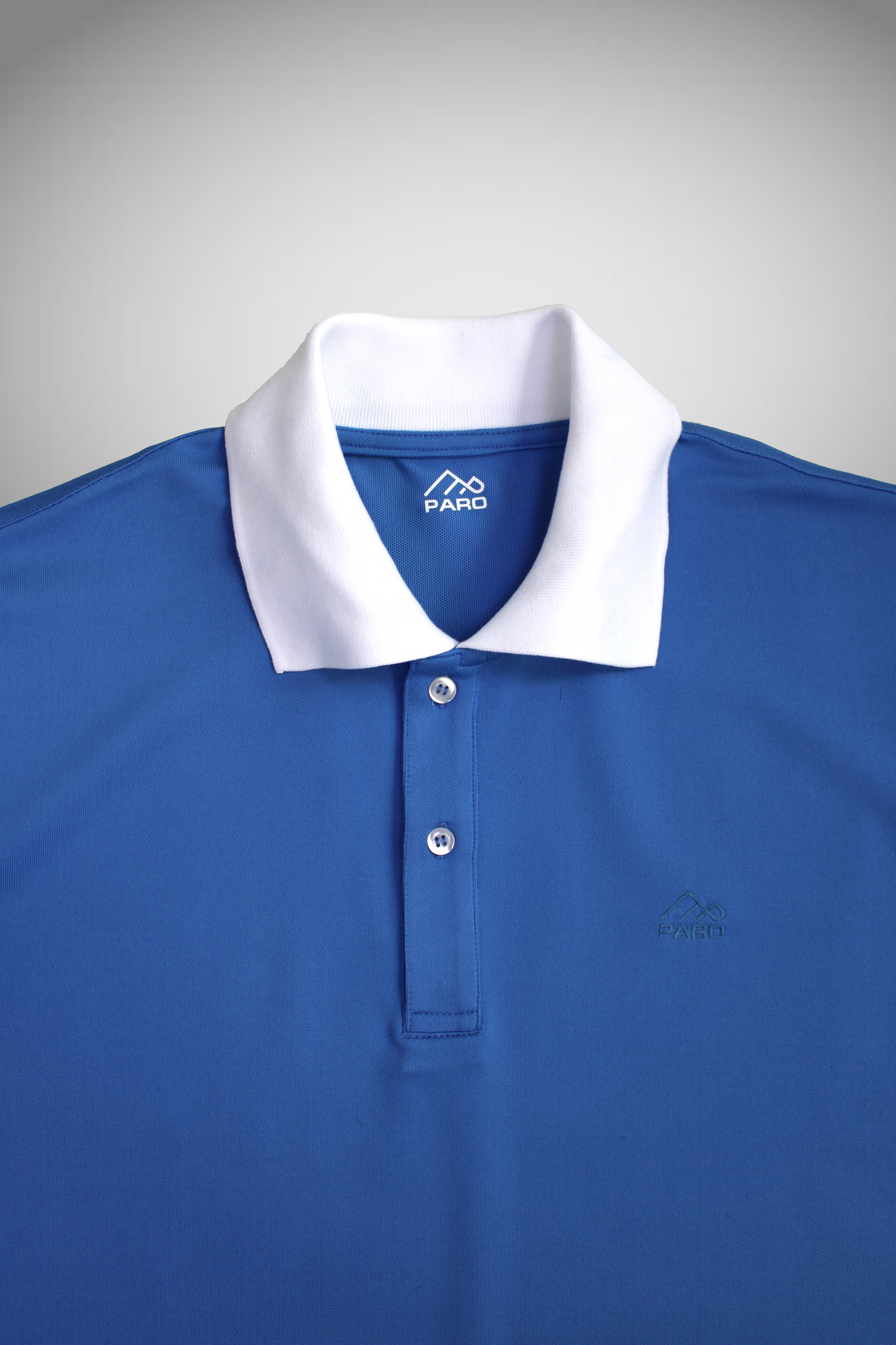 Наситено синя поло тениска с бяла яка