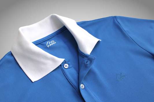 Наситено синя поло тениска с бяла яка