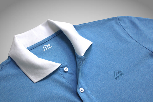 Меланжирана синьо-бяла поло риза с бяла яка