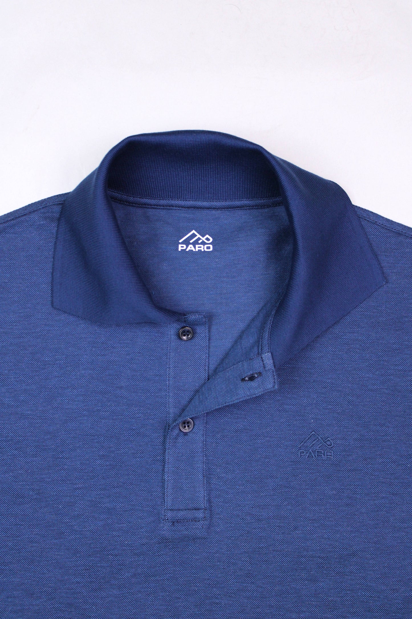 Меланжирана тъмно-черна поло риза със синя яка