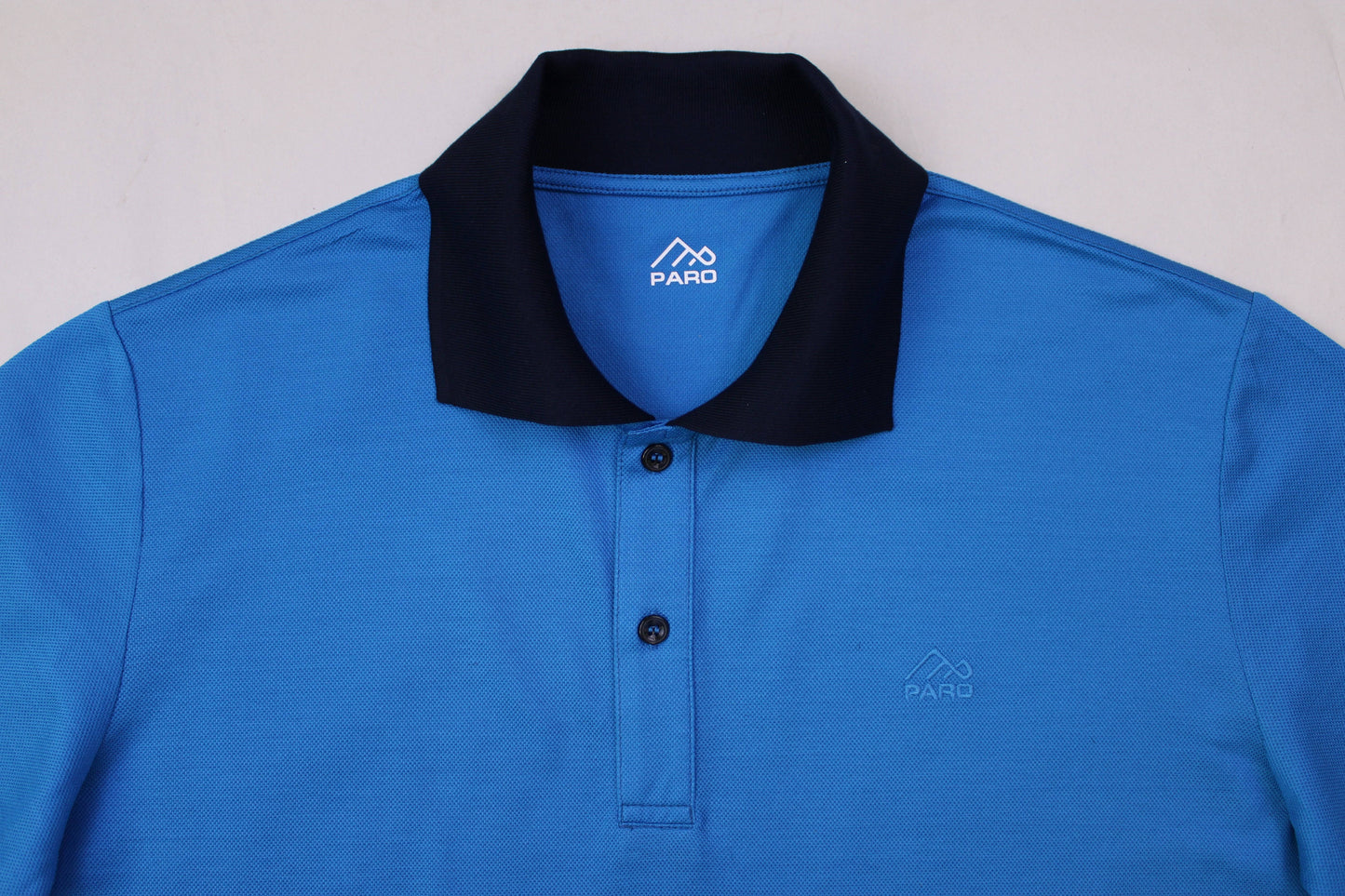 Светлосиня поло риза със синя яка