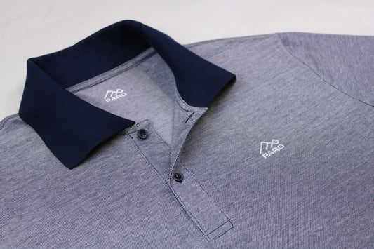 Меланжирана тъмно синьо-бяла поло риза със синя яка