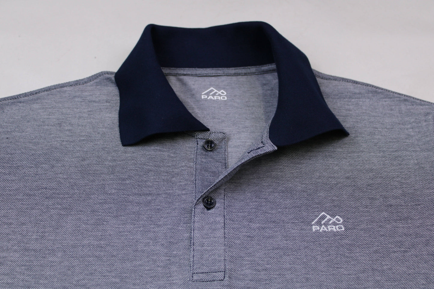 Меланжирана тъмно синьо-бяла поло риза със синя яка