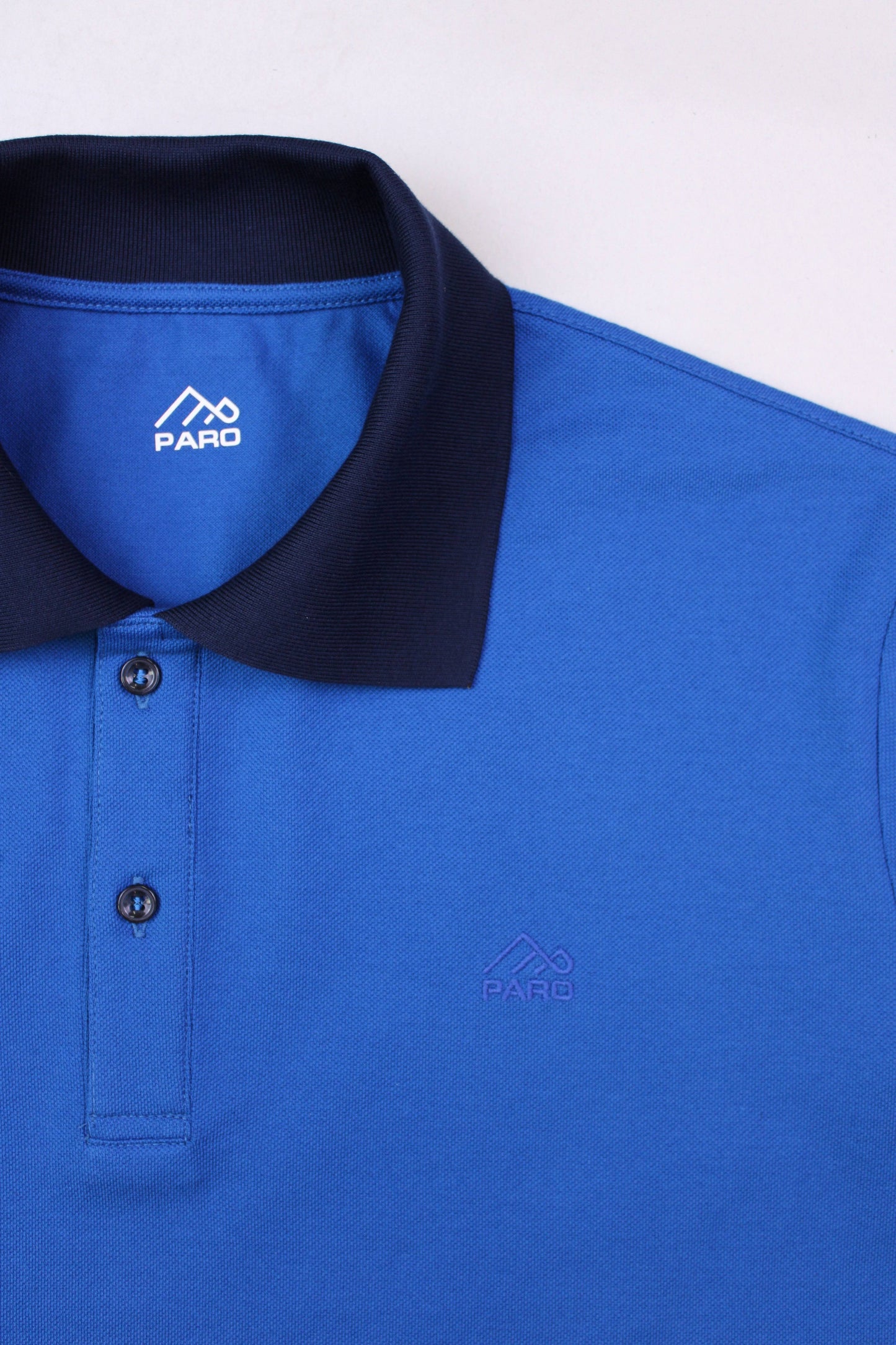 Наситено синя поло риза със синя яка