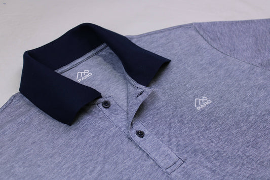 Меланжирана тъмно-бяла риза със синя яка