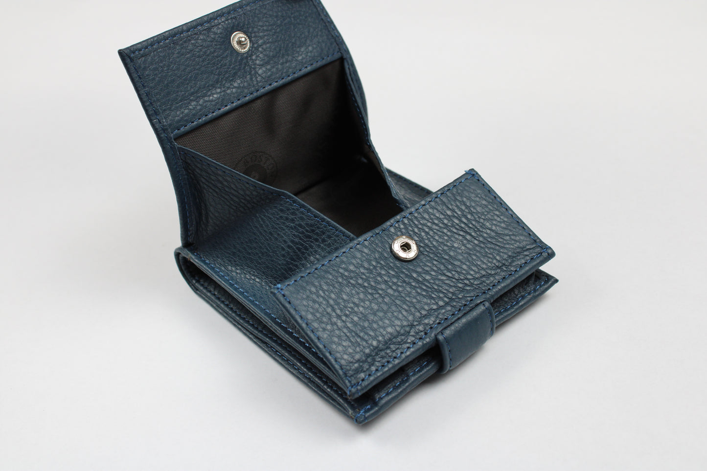 Син кожен портфейл с копче