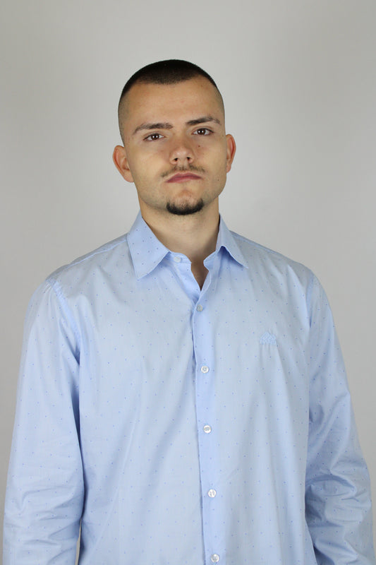 Светло синя риза на сини точки